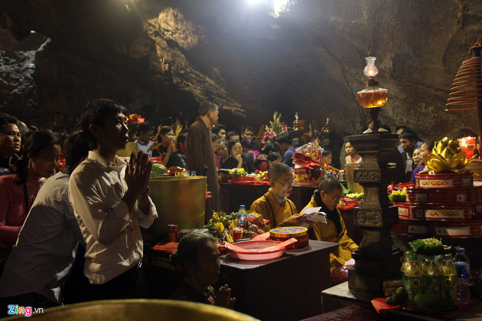 Hàng nghìn người trẩy hội chùa Hương trong đêm